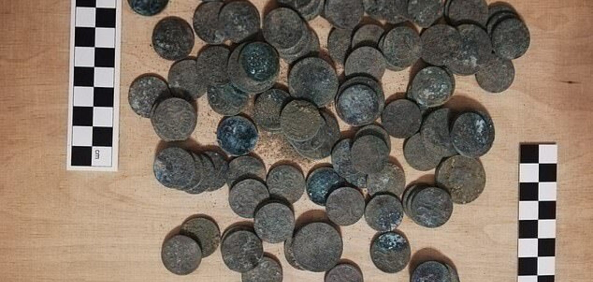 Пів мільйона доларів у підвалі: в Польщі виявили скарбницю. Фото