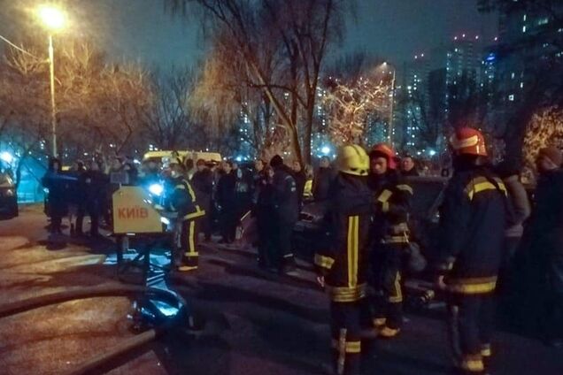 У Києві заживо згоріли двоє людей: подробиці і фото сильної пожежі