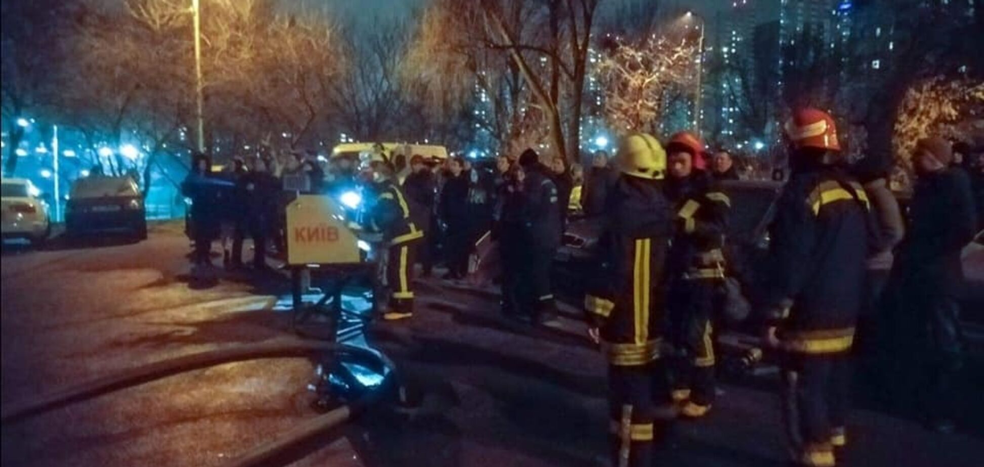 В Киеве заживо сгорели двое людей: подробности и фото мощного пожара