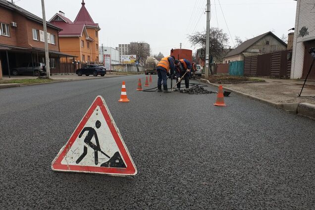 В Черкассах дорожники закатали в асфальт десятки люков: теперь дорогу уничтожают. Видео