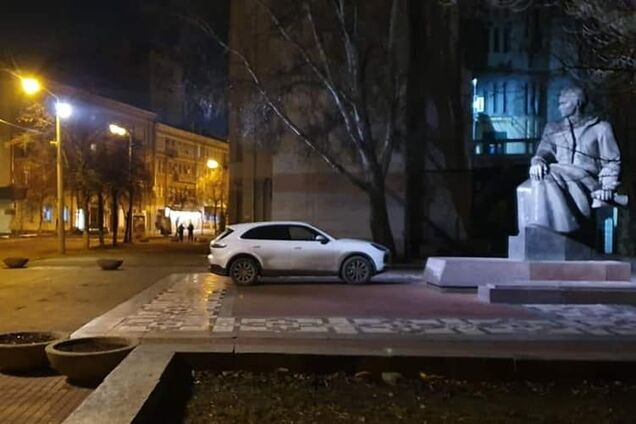 'Дуже любить Шевченка': в Дніпрі сфотографували 'культурного' автохама