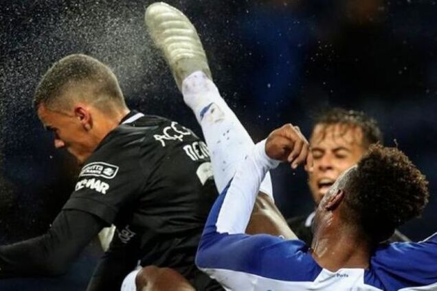 'Нокаут из ММА': футболист чуть не снес голову сопернику ударом с ноги