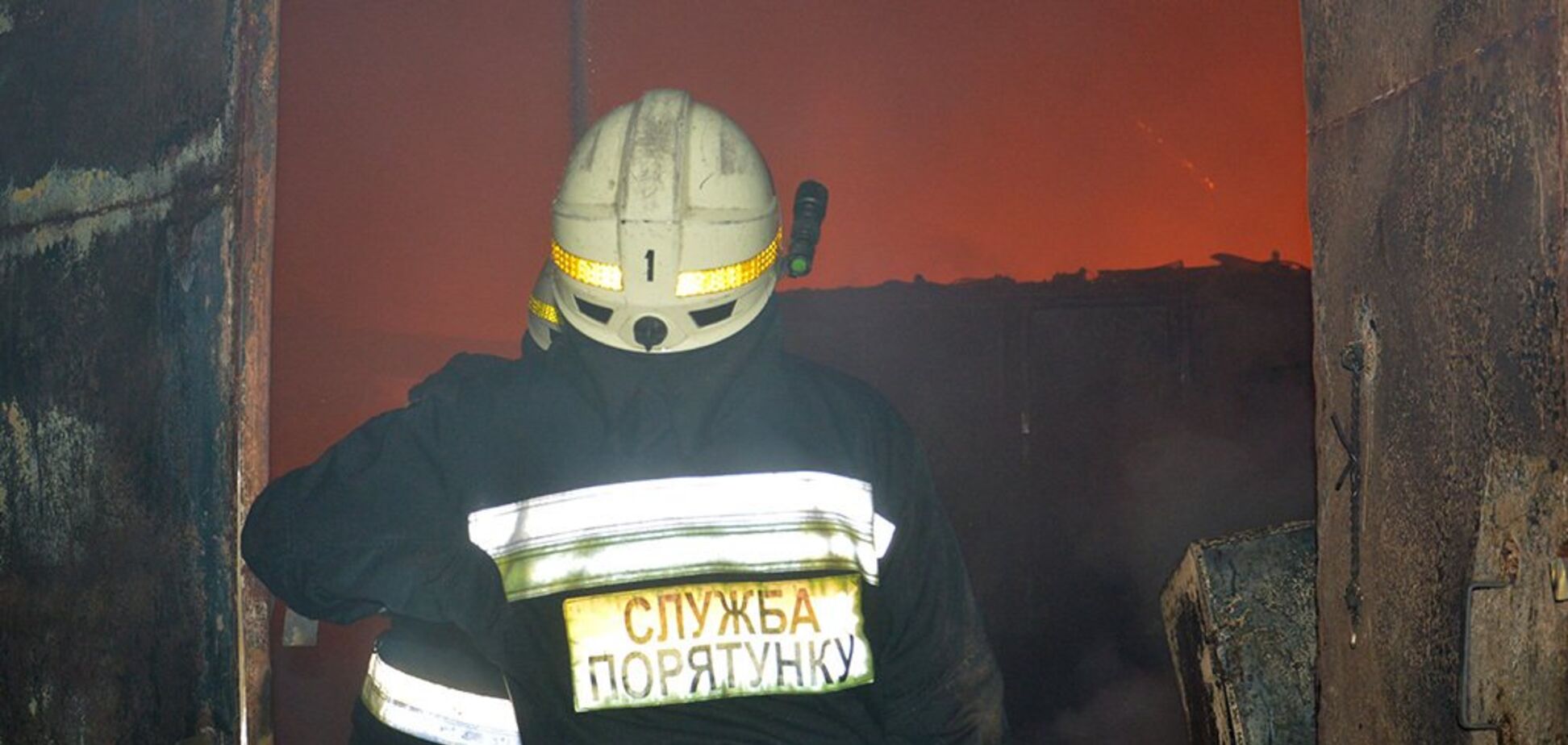 В Днепре масштабный пожар уничтожил целый склад: пылающие фото и видео