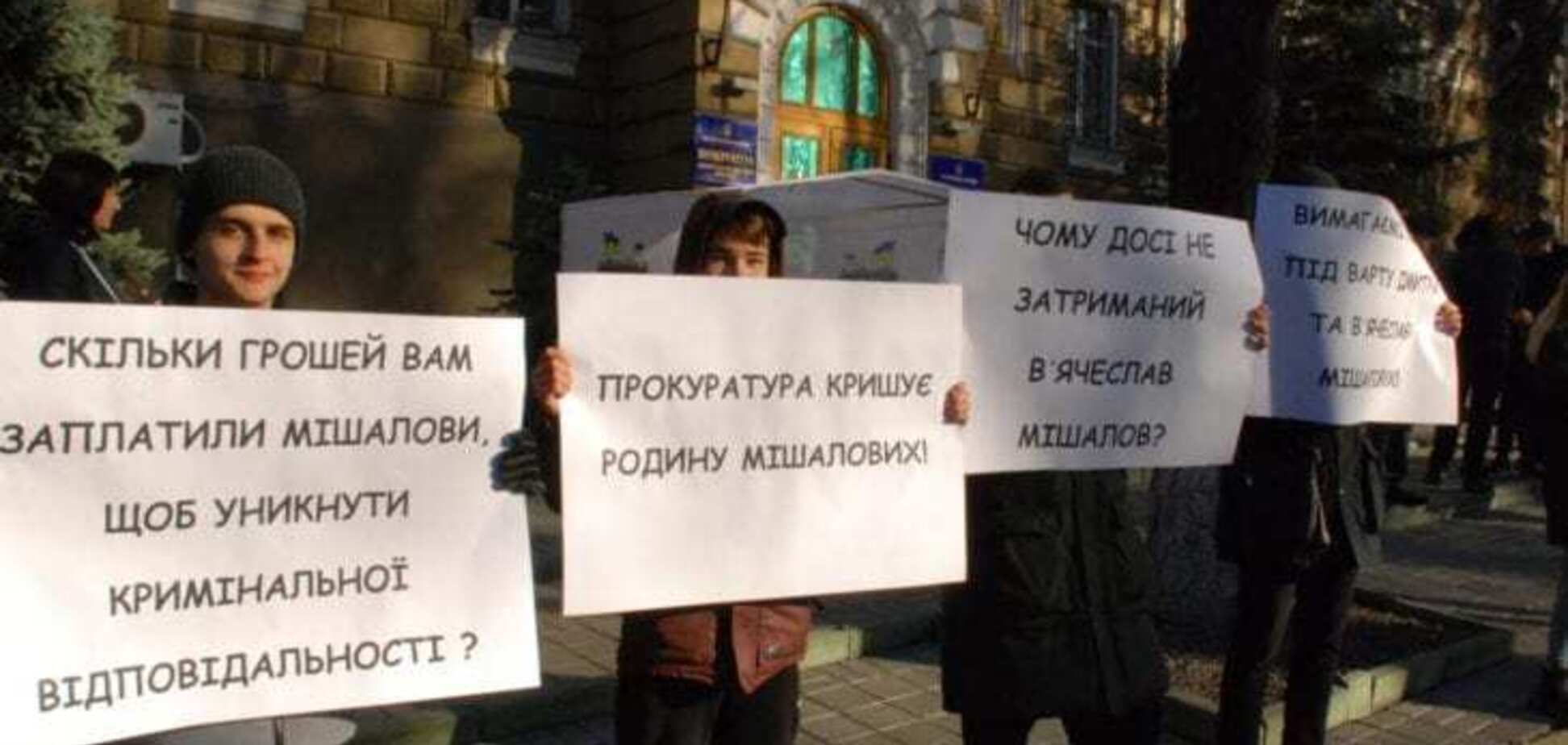 В Днепре активисты устроили против Мишалова митинг под прокуратурой. Видео