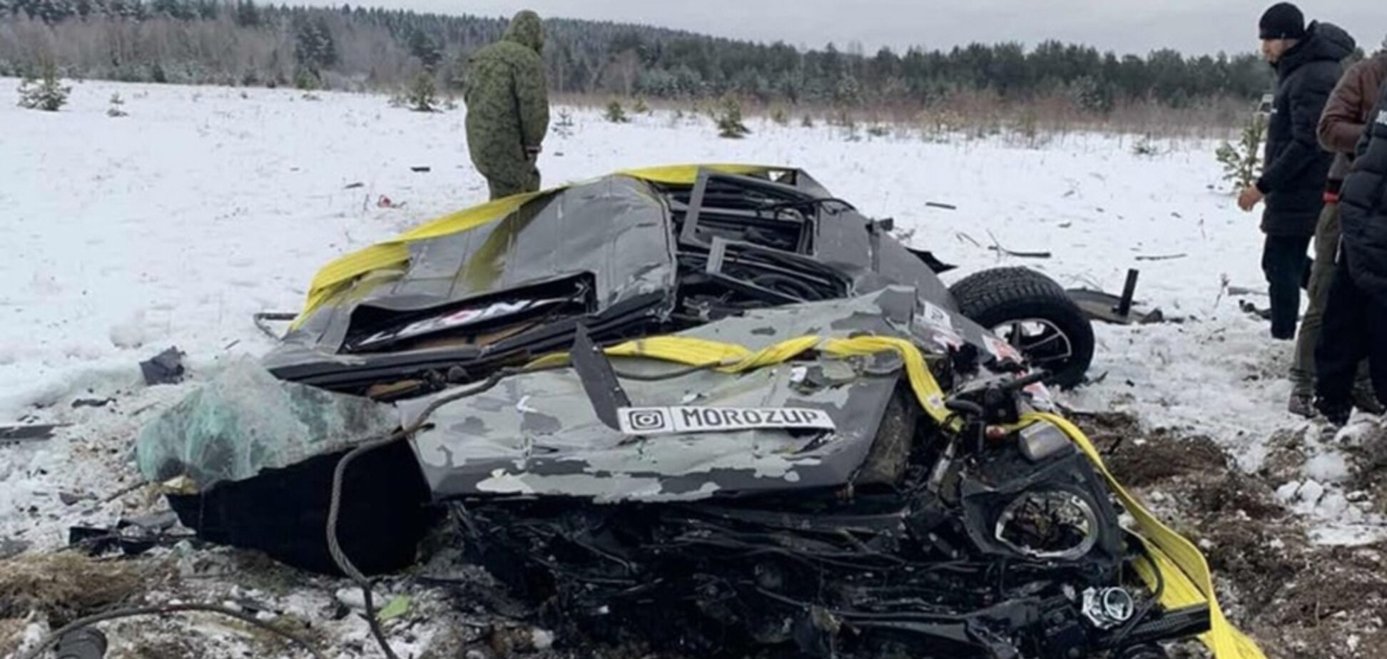 Розчарувався: росіянин скинув свій Mercedes-G-Class із гелікоптера