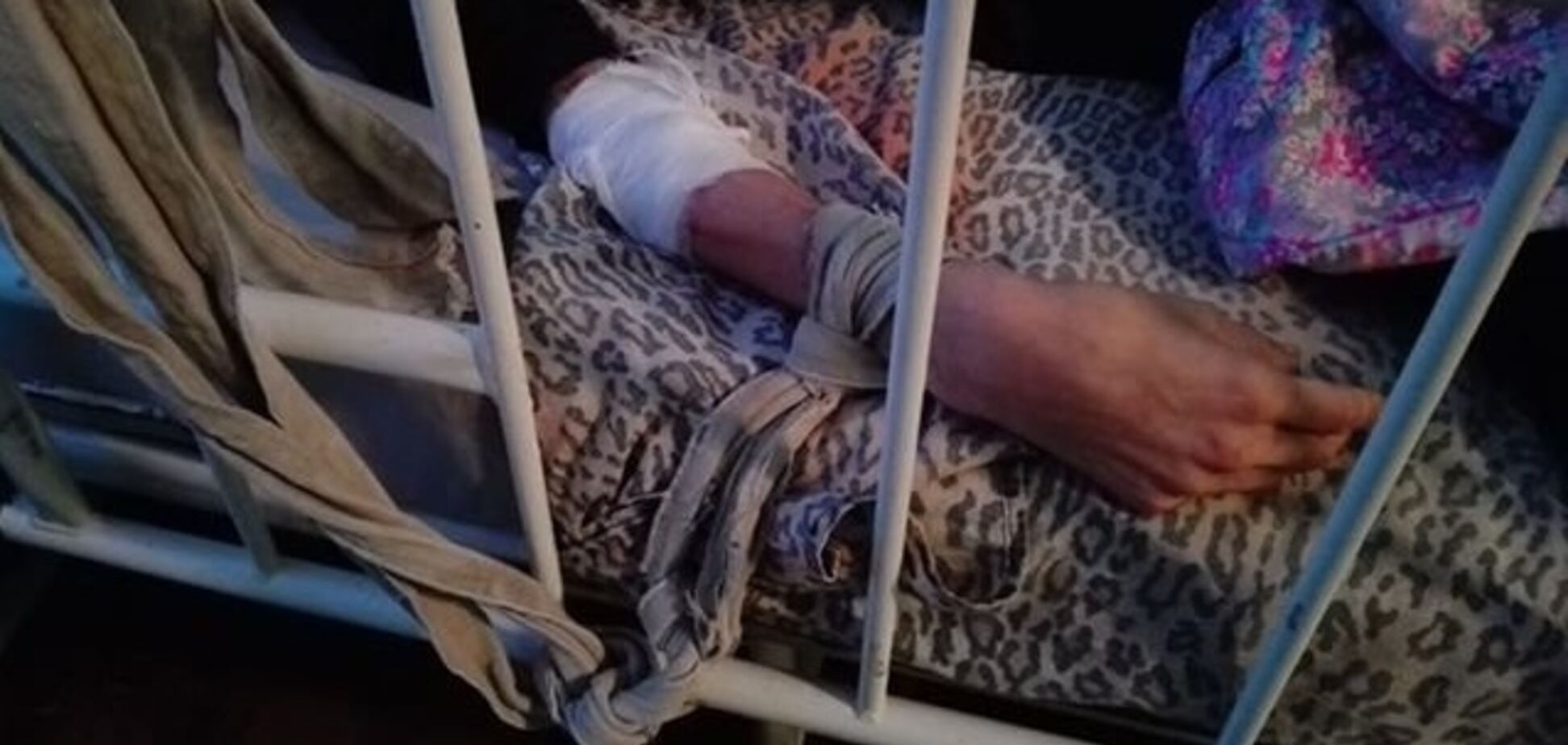 Прив'язали до ліжка без води і їжі: в лікарні під Дніпром спалахнув скандал