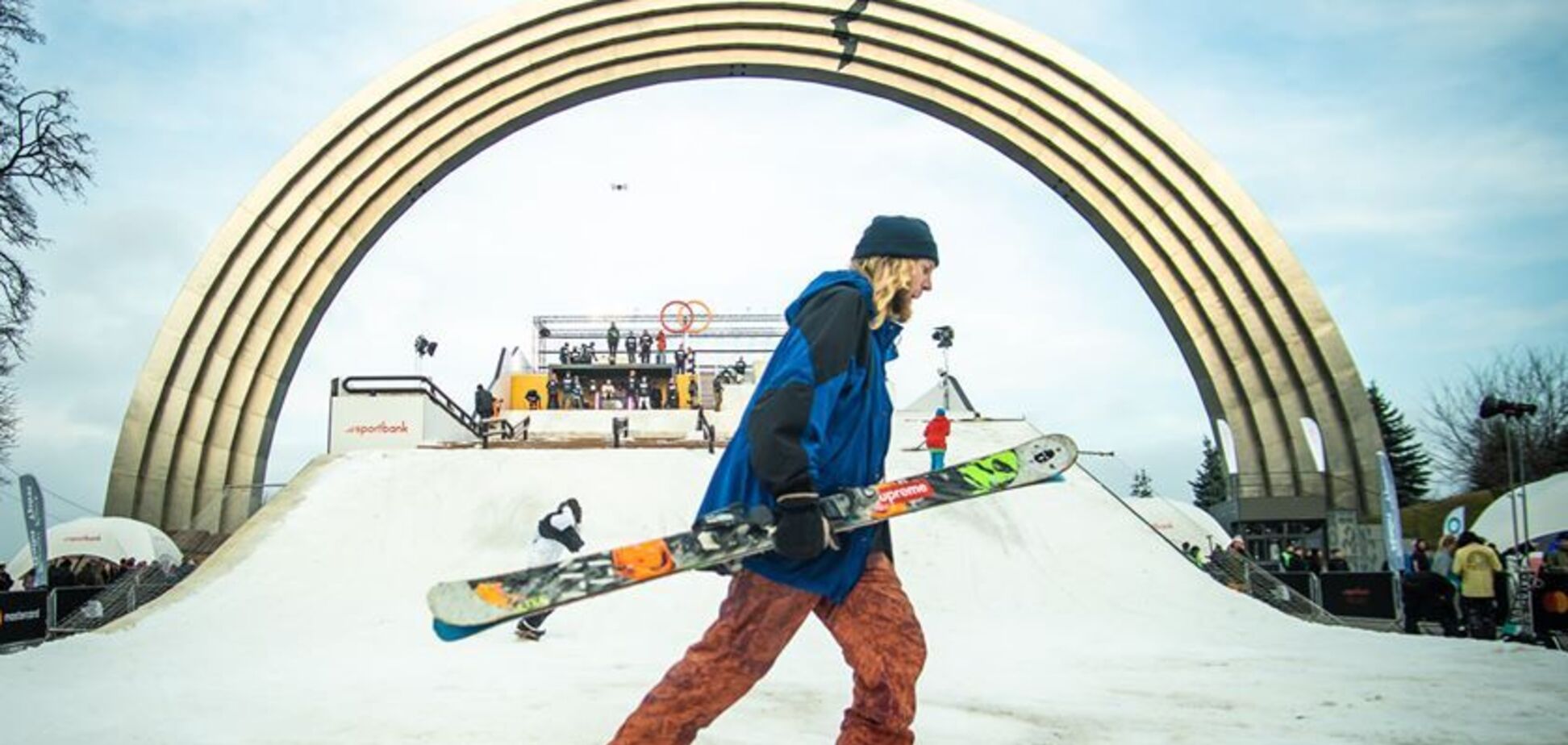 В Киев привезли грузовиками снег: кадры 'последствий'