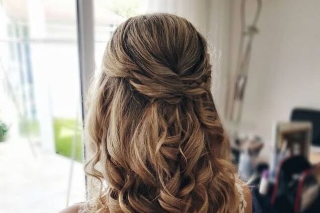 Просто и со вкусом: какую прическу можно сделать на Новый год своими руками
