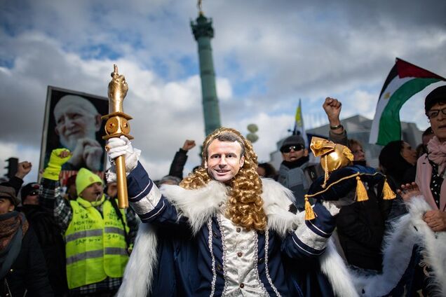 'Желтые жилеты' в образе Макрона вышли на яркий протест