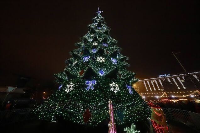 На открытии новогоднего городка и елки в центре Днепра собралось более 6,5 тыс горожан