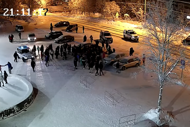 У Росії діти жорстко побили поліцейських: опубліковано відео