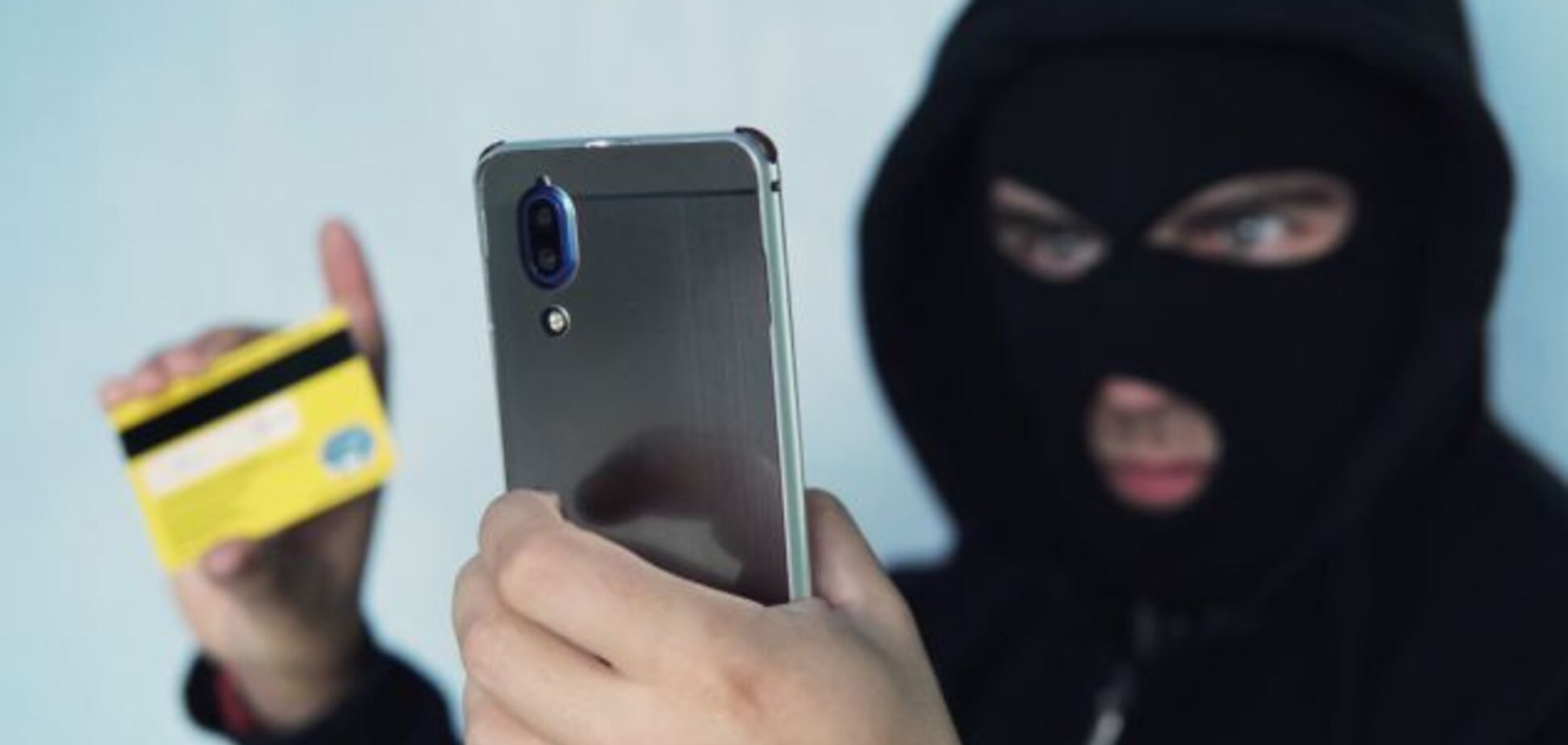 Понад мільйон гривень: у Дніпрі чоловік нахабно грабував банківські рахунки