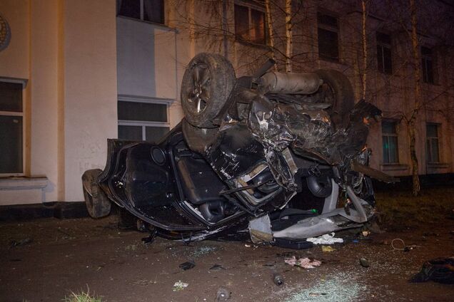 В Днепре произошло жуткое ДТП с переворотом: есть пострадавшие. Фото