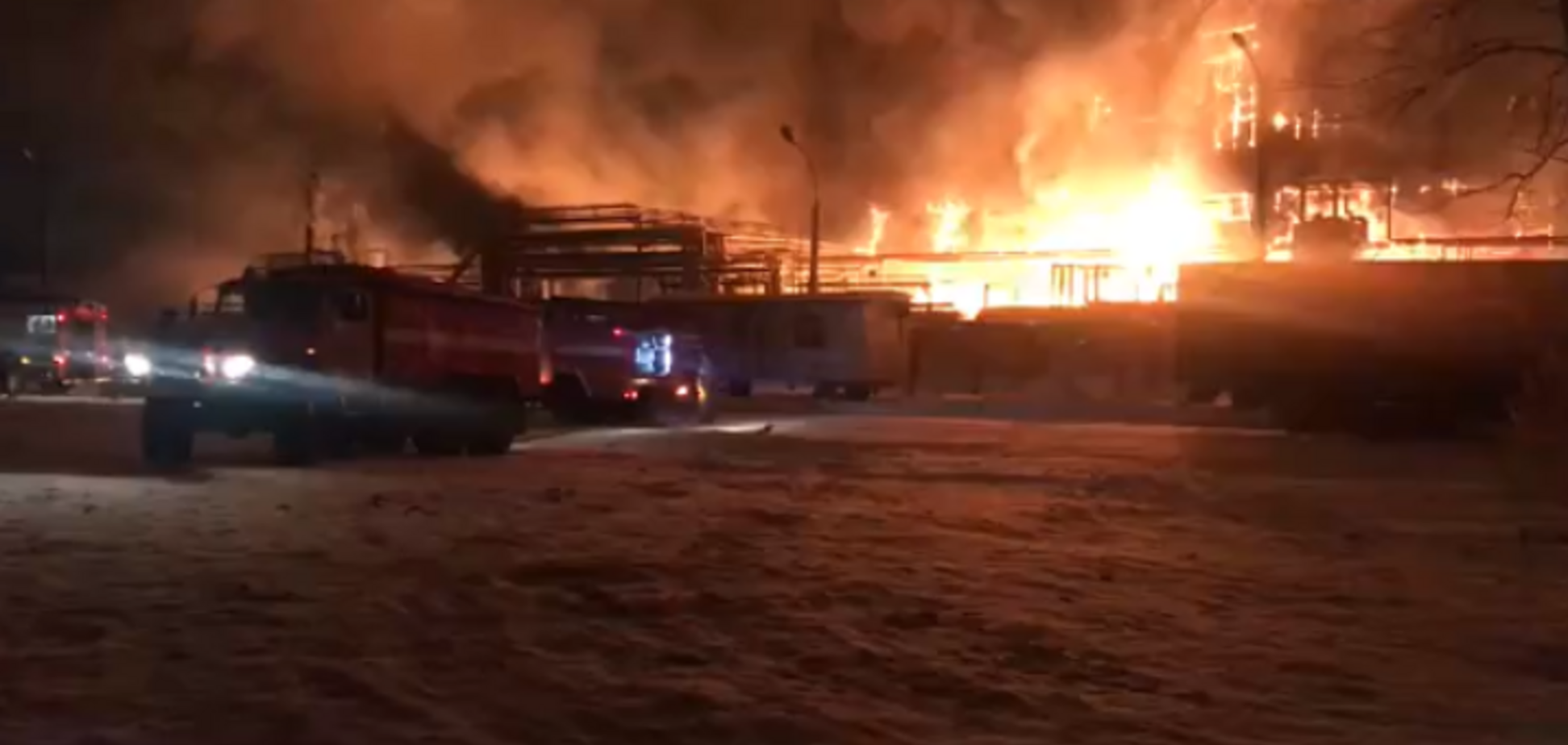 У Росії спалахнула страшна пожежа на заводі 'Нафтохім': подробиці, фото й відео