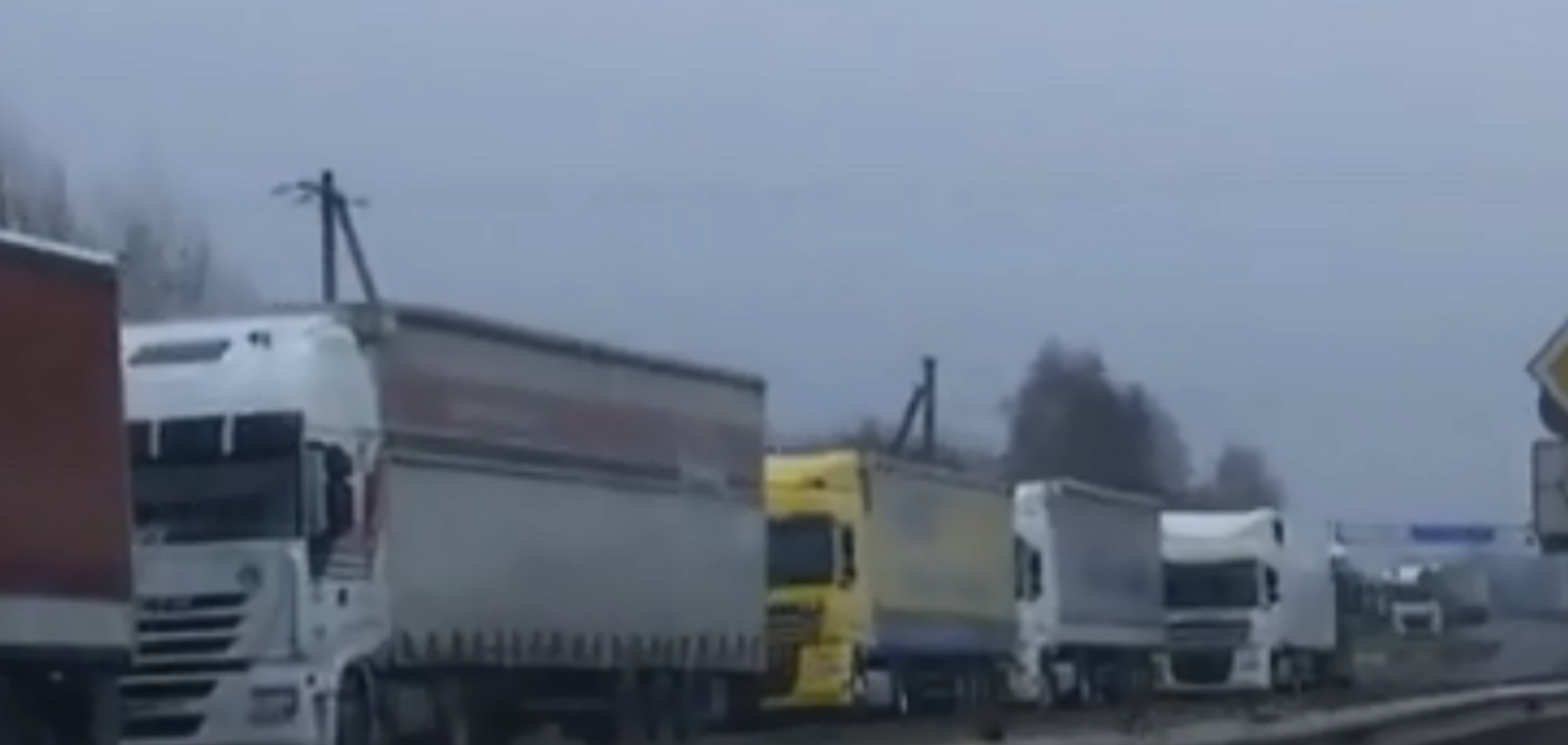 Чекають по три доби: українці застрягли на кордоні з Польщею