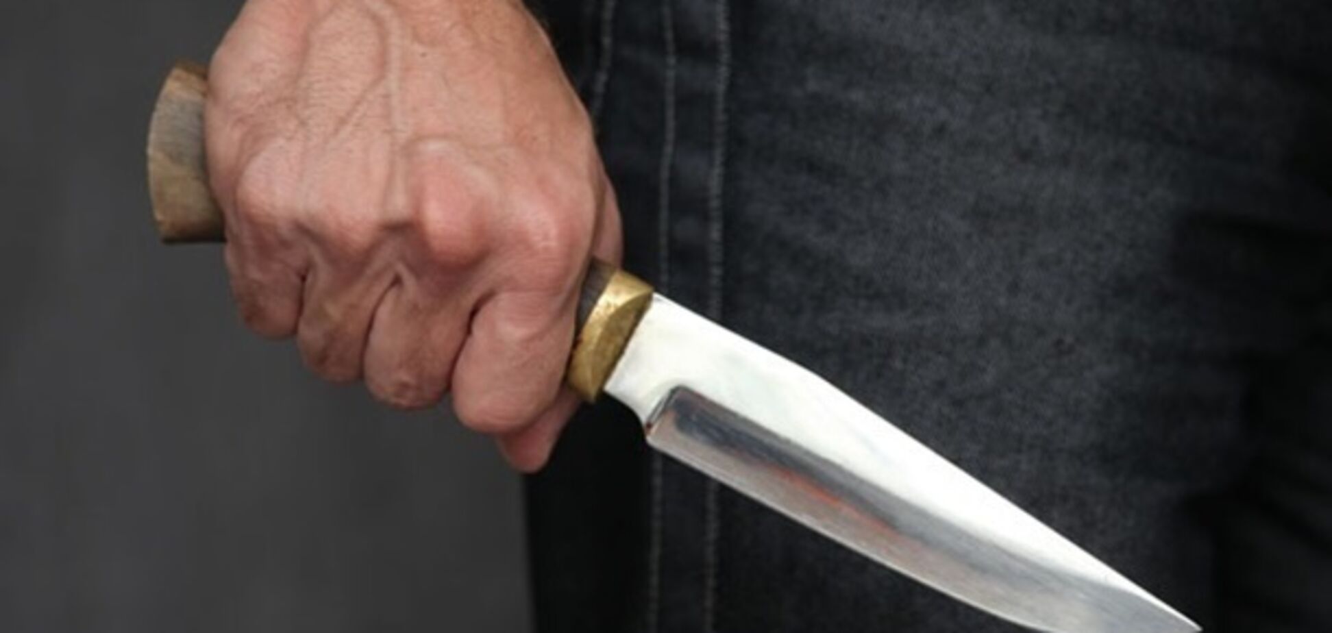 В Запорожье мужчина устроил резню на остановке: один человек погиб