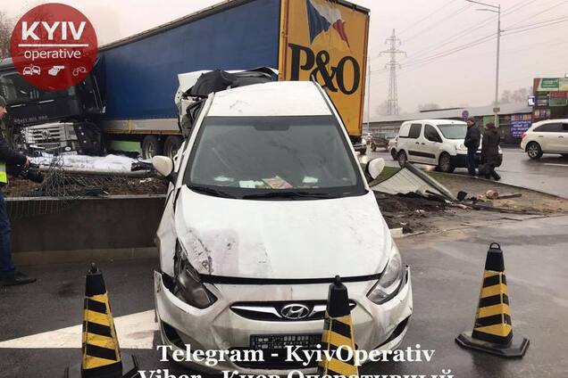 У Києві вантажівка влетіла у два авто