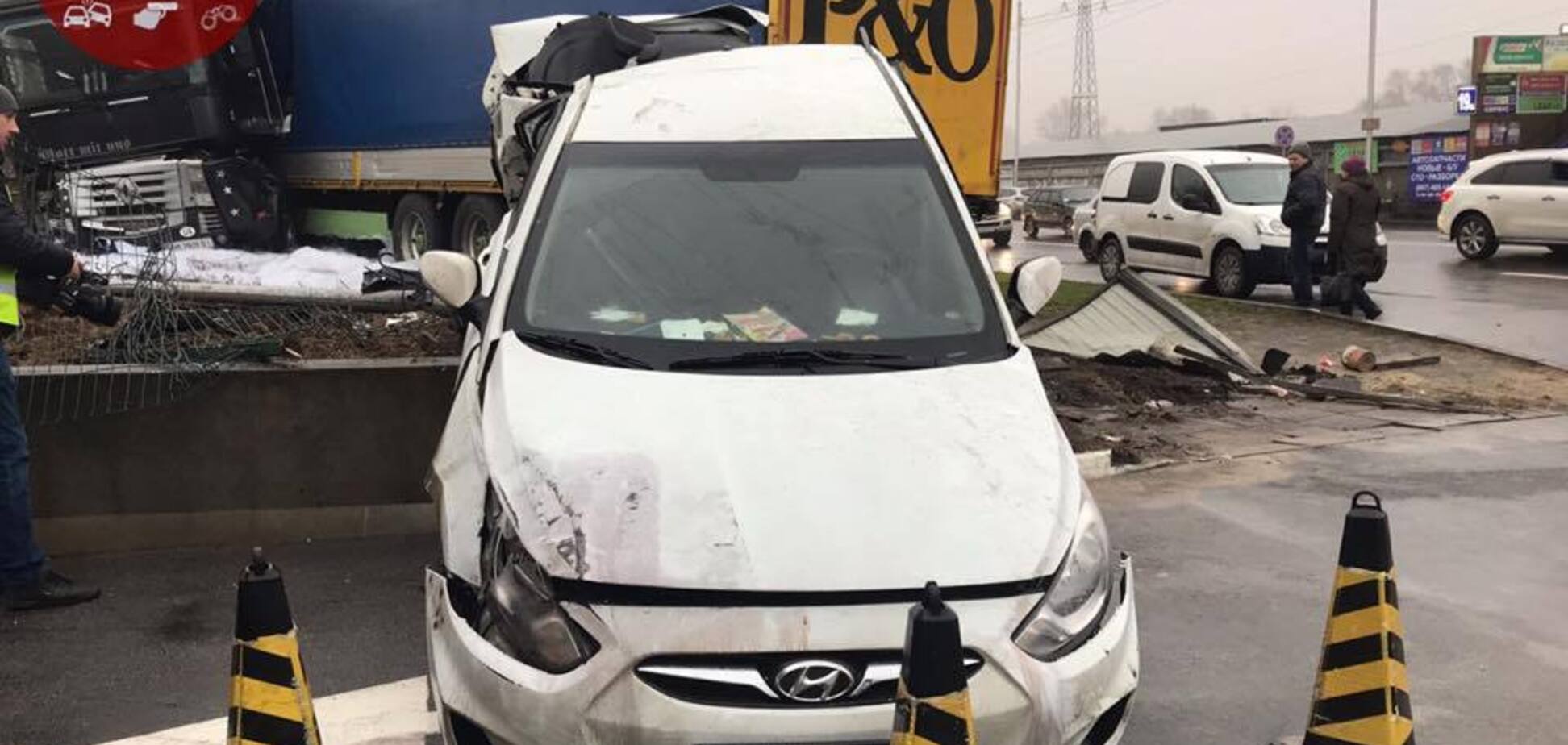 В Киеве грузовик влетел в два авто