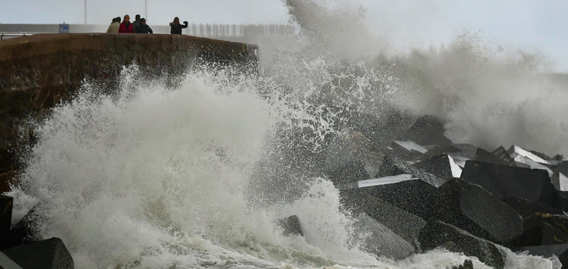 Європа 'захлинулася' в потужних штормах: загинули восьмеро осіб. Фото і відео