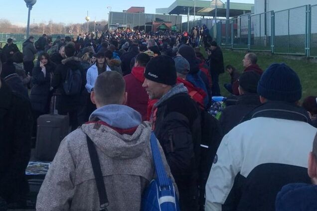 На границе с Польшей застряли тысячи украинцев