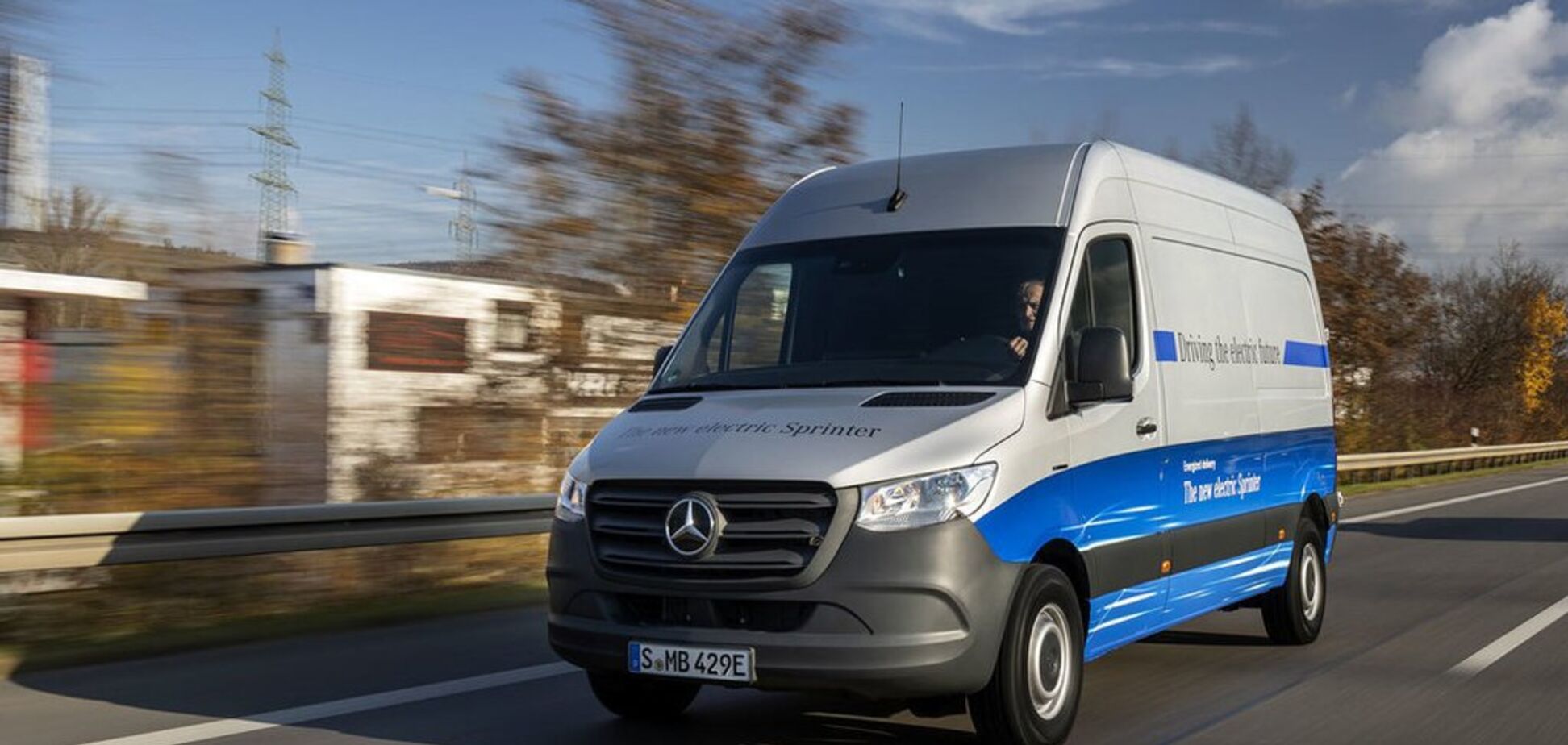 Электрический Mercedes Sprinter поехал сразу на двух батареях