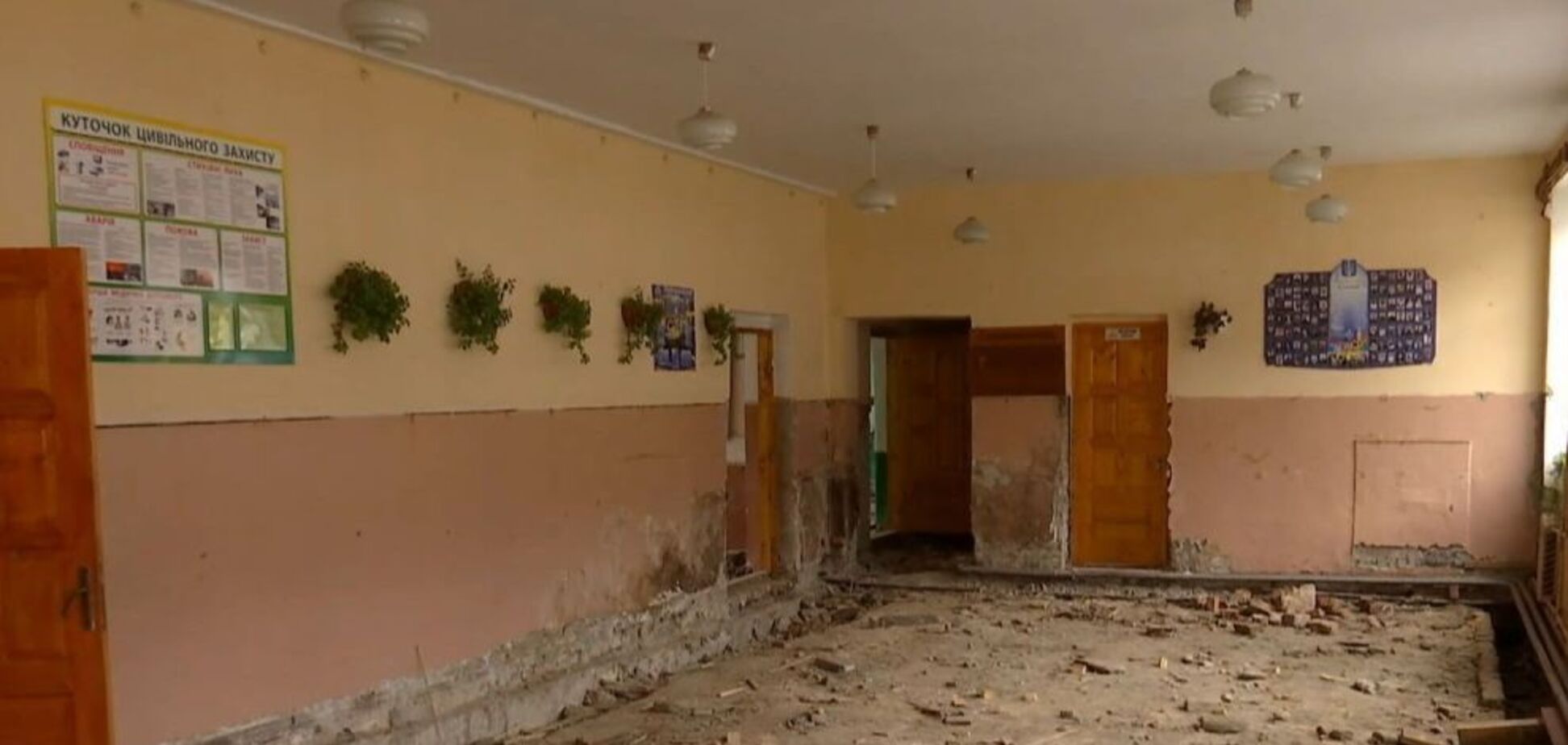 Грибок, сорванный пол и голодные дети: на Прикарпатье возник скандал из-за аварийной школы