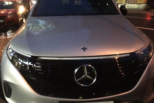 В Україні помітили рідкісний електричний кросовер Mercedes. Фото