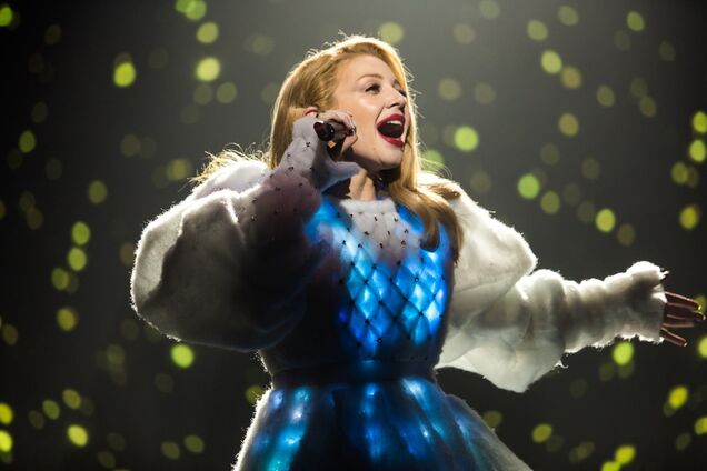 Светящееся платье и костюм-пряник: какими образами удивляла Тина Кароль в первый день 'Рождественской истории'