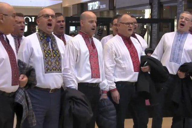 Українці заспівали колядку в ТЦ Канади