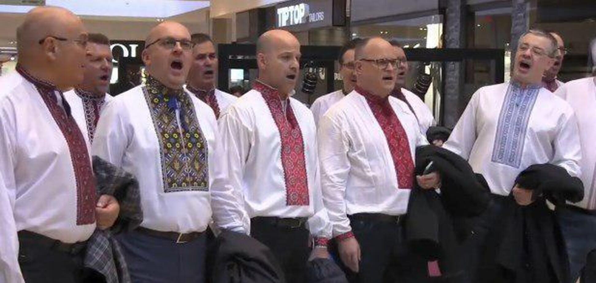Українці заспівали колядку в ТЦ Канади