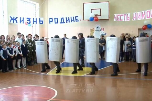 'Палкой сверху, снизу бей!' В России тюремный спецназ отработал на школьниках разгон митингов