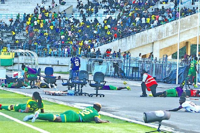 Атака с воздуха: матч в Танзании остановили по необычной причине