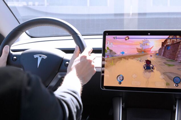 Tesla улучшила свои электромобили новыми функциями