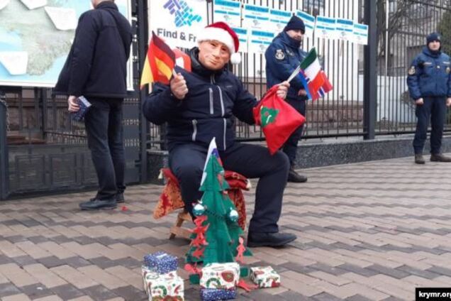 В Киеве у посольства России раскрыли вранье о Крыме