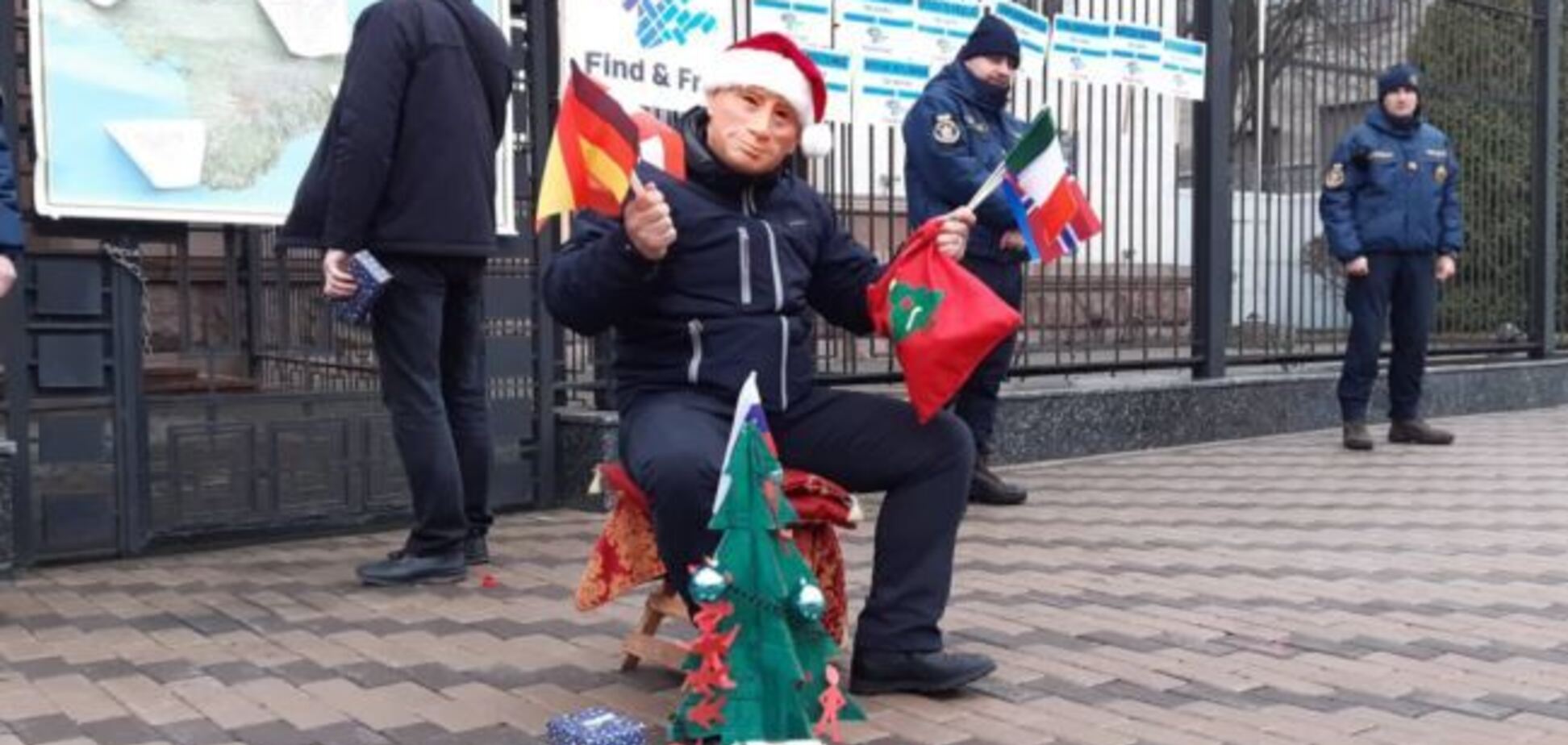 В Киеве у посольства России раскрыли вранье о Крыме