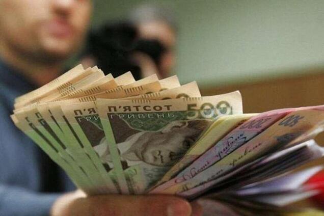 В Україні підняли зарплати держслужбовцям: хто скільки отримає