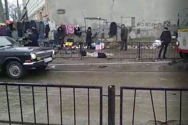 В Одесі трамвай 'зі штовхача' допоміг завести 'Волгу'