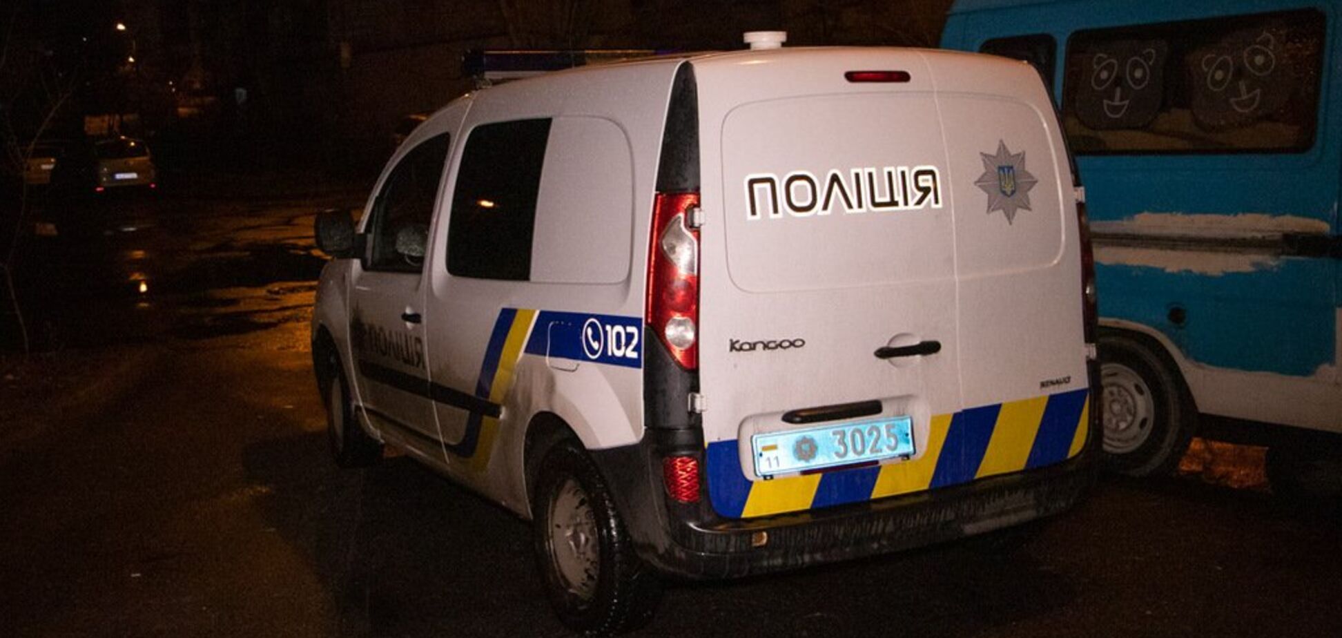 У Києві чоловік із порізаною рукою випав з балкону висотки
