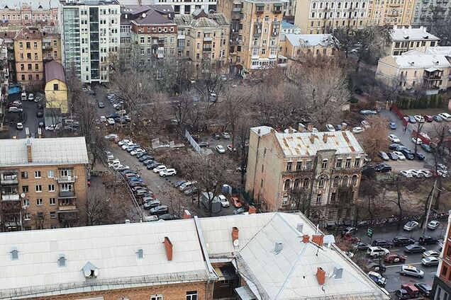 "Машин больше, чем квартир!" Фото из двора в Киеве поразило сеть