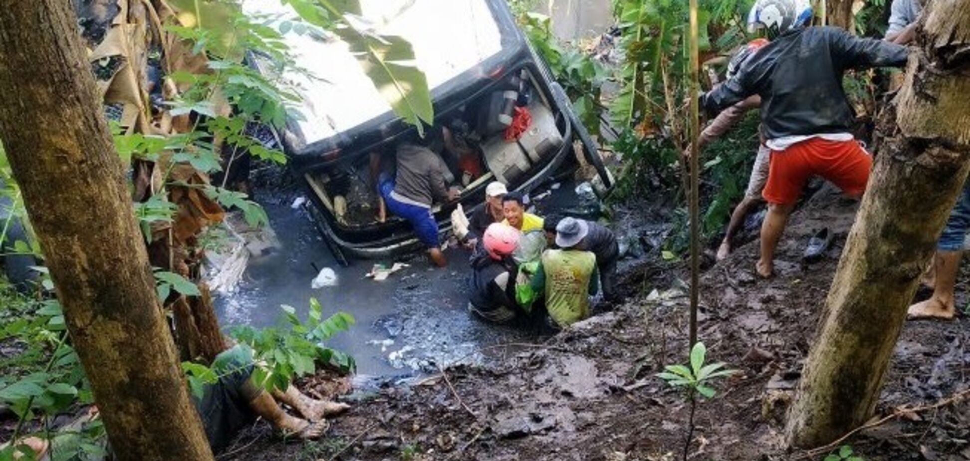 В Индонезии автобус упал с высоты в реку