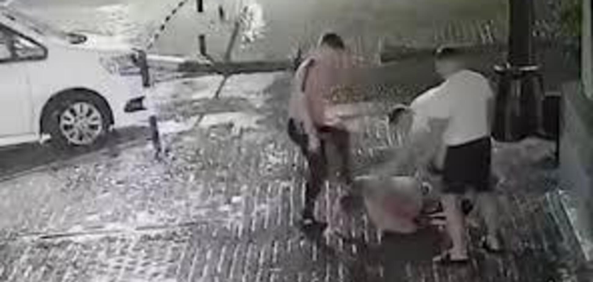 В Москве толпой избили бойца ММА – момент попал на видео