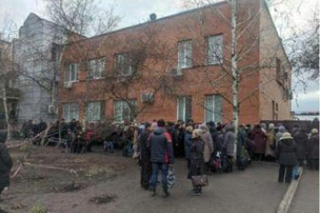 Черги за українськими пенсіями у Станиці Луганській