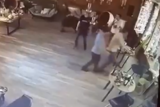 У Москві дівчина з істерикою вистрибнула з вікна на корпоративі: момент потрапив на відео