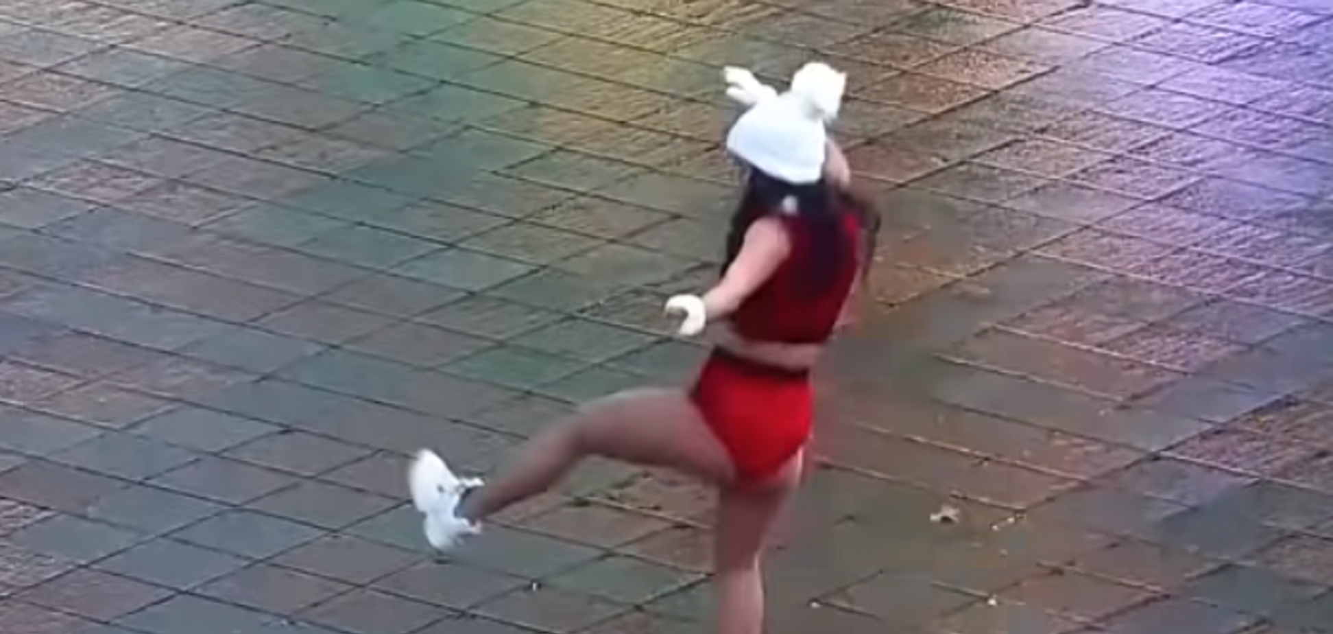 В Одессе полуголая девушка станцевала тверк перед мэрией