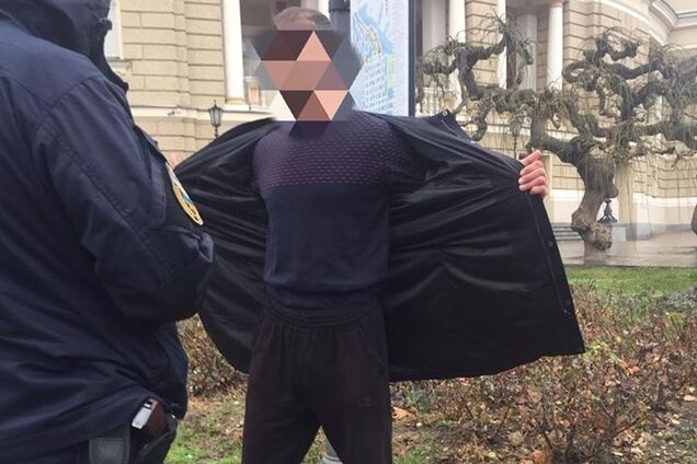В Одессе возле мэрии задержали сумасшедшего с топором. Фото