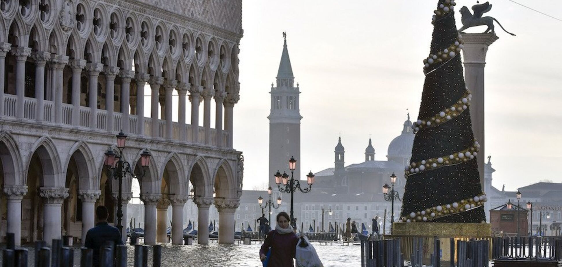 Венеція перед Різдвом знову пішла під воду: фото і відео потопу