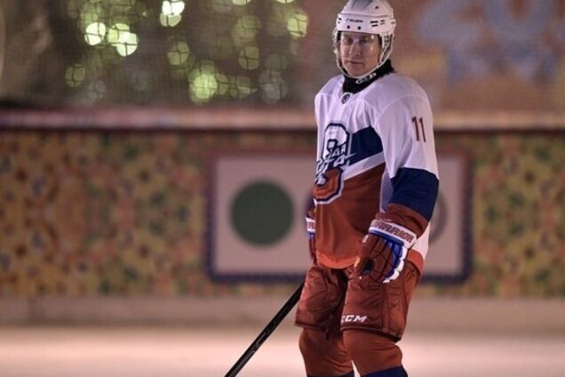 Путін зіграв у хокей на Червоній площі і був висміяний в мережі