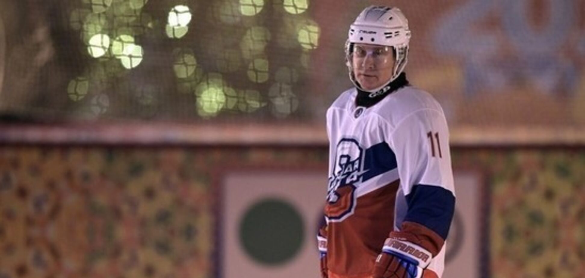 Путин сыграл в хоккей на Красной площади и был высмеян в сети