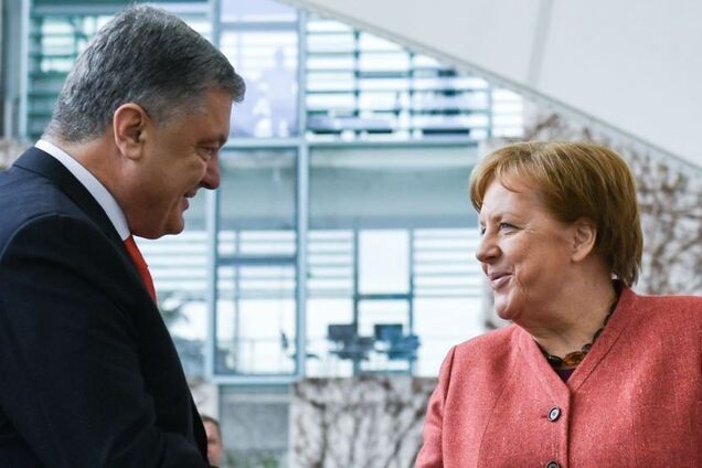 Меркель привітала Порошенка зі святами