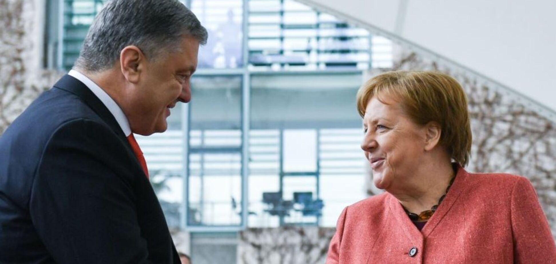 Меркель привітала Порошенка зі святами